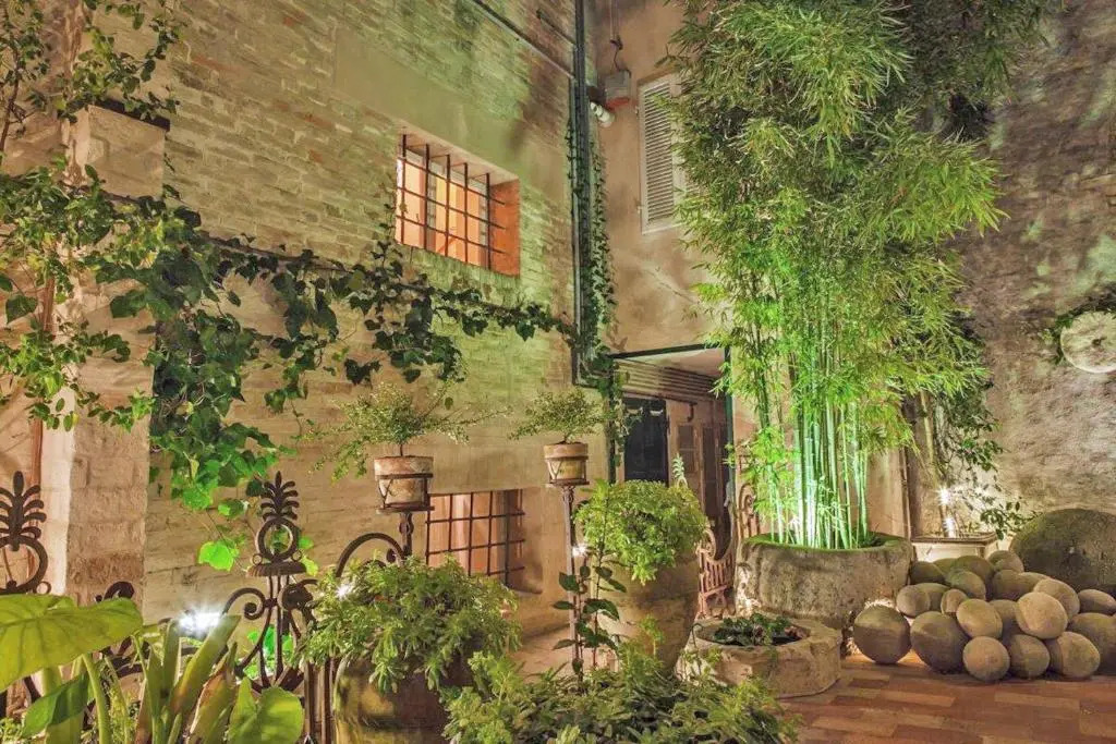 MarcheAmore - Bottega di Giacomino for art lovers, with private courtyard