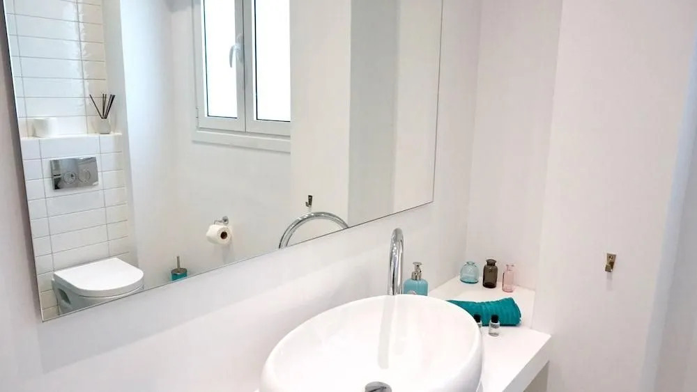 Minimal Fresh Design Apt in Athens