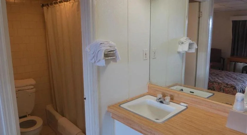 Pine Crest Motor Lodge