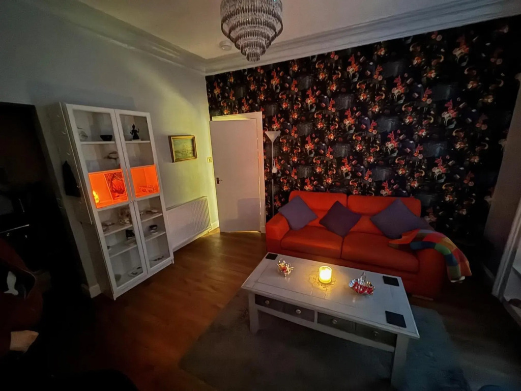 Edinburgh TWO BEDROOM apartment with free side street parking 24 hours