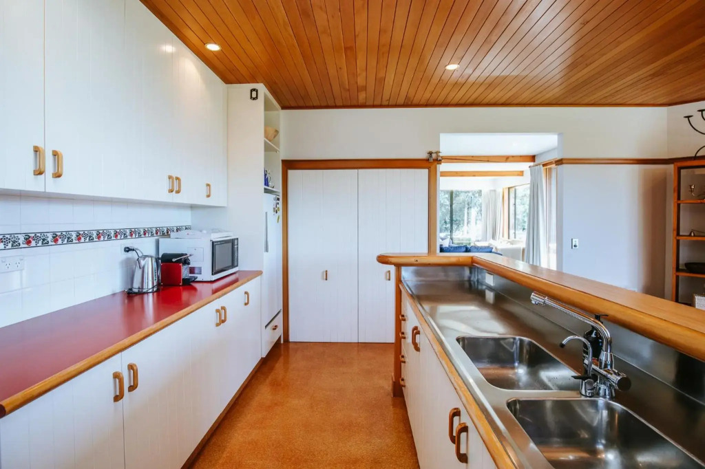 Bullock Creek Chalet - Sleeps 8 - Lake & Mountain Views - Private & Secluded