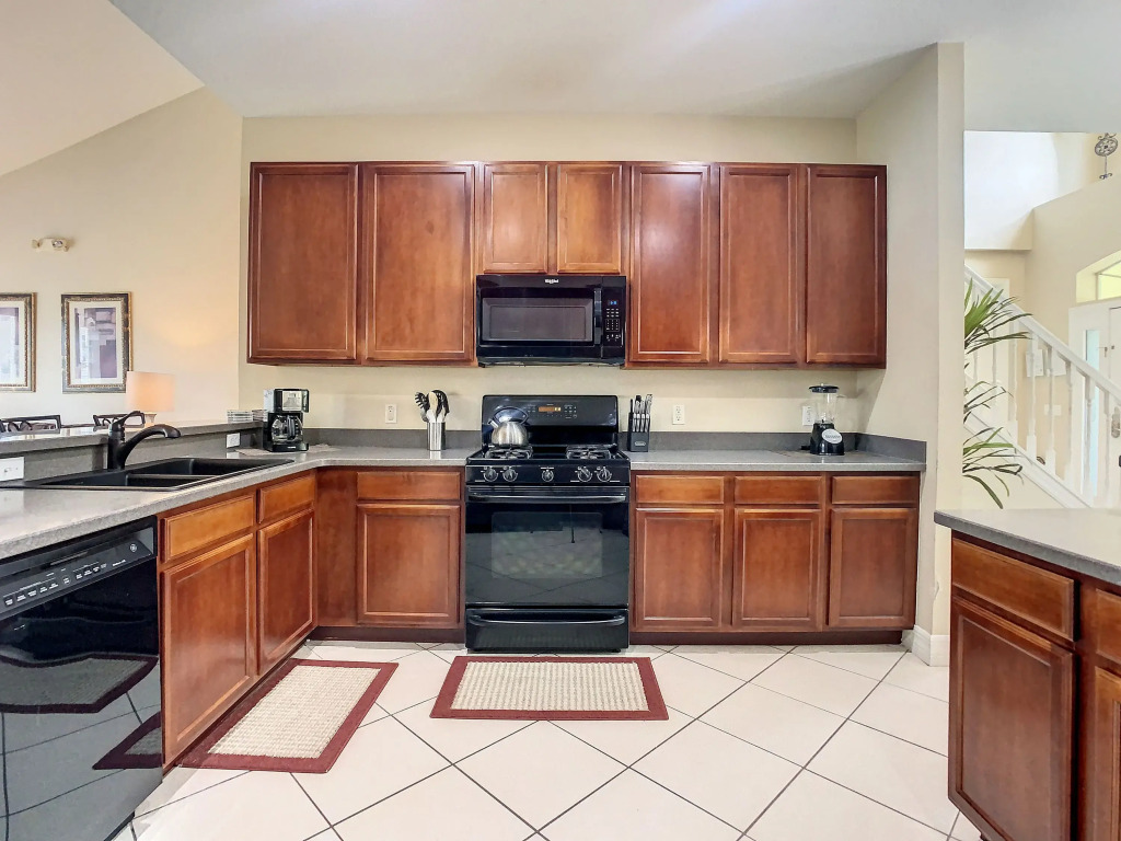 Fantastic 7 Bed 6 Bath in Prestigious Gated Comm