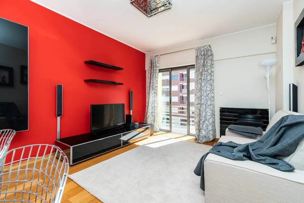Relax 1bdr Apt by the River W/balcony & Parking!