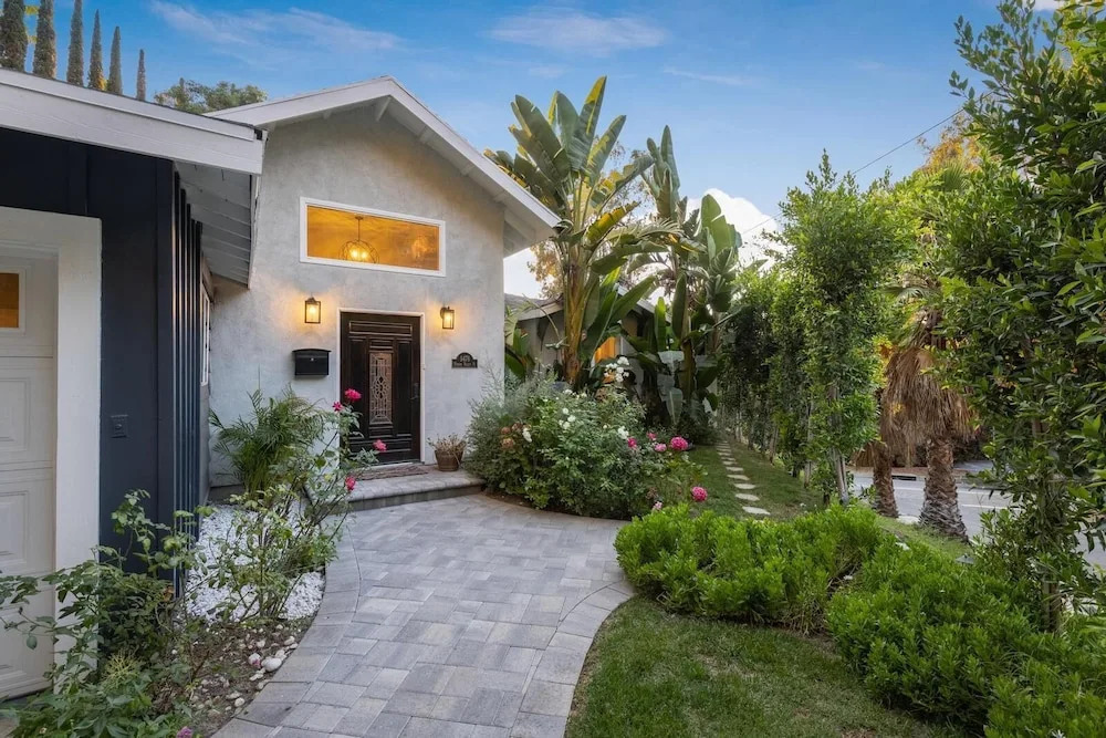 Hidden Valley Pl - 90210 Villa With Canyon Views and a Large Private Backyard