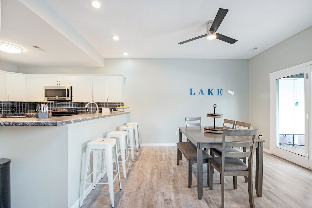 Sleeps 30! Decks, Docks & Lake Life!