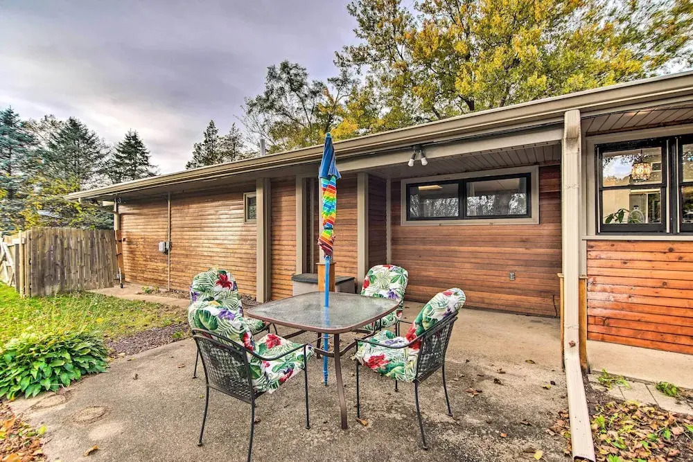 Fenced Yard: Fox River Grove Home, Dogs Welcome