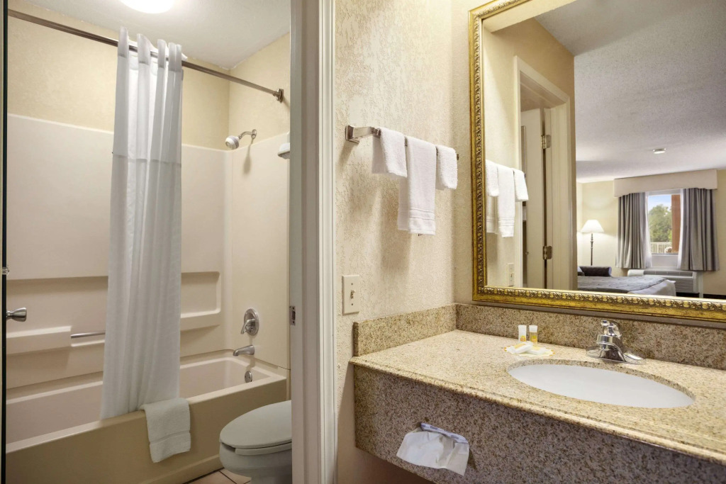 Days Inn & Suites by Wyndham Stuttgart