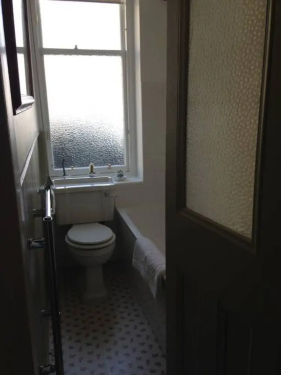 2 Bedroom Flat In Holyrood Park