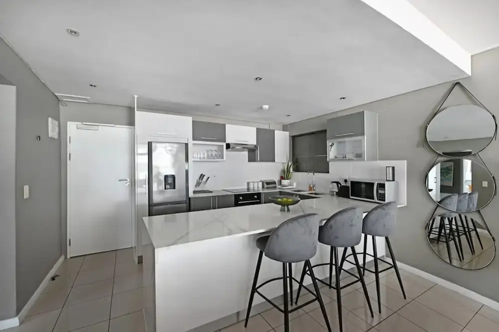Modern 3-bed Apt Designer Touch Mountain Views