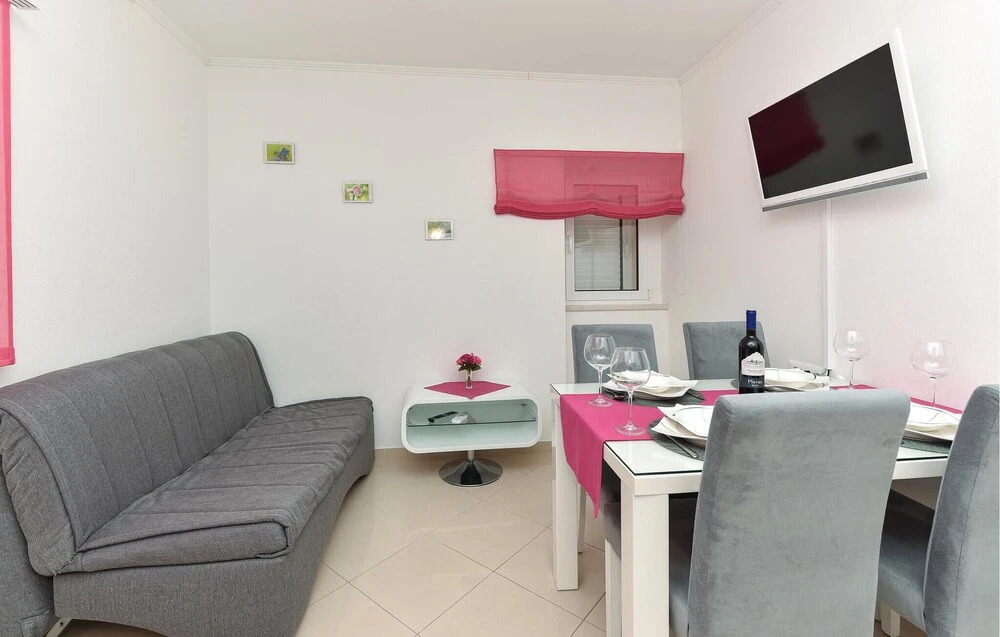 Awesome Apartment in Makarska With Wifi and 2 Bedrooms