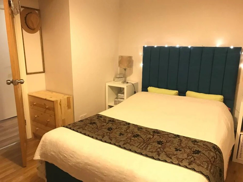 Contemporary 1 Bedroom Flat in Elephant & Castle With Balcony