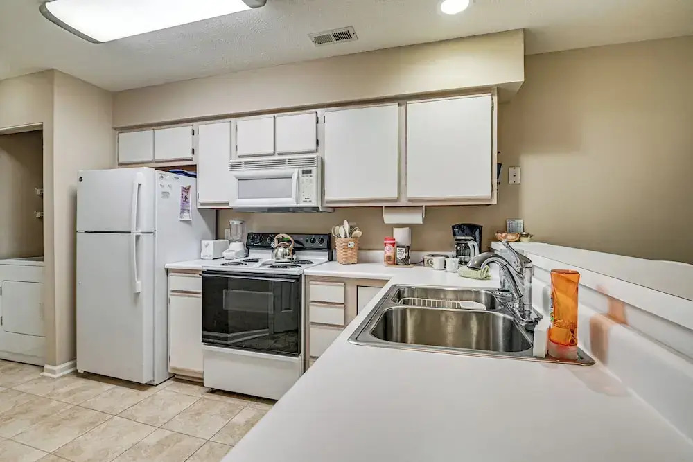 Pawleys Island Condo w/ Screened Porch + Golfing!
