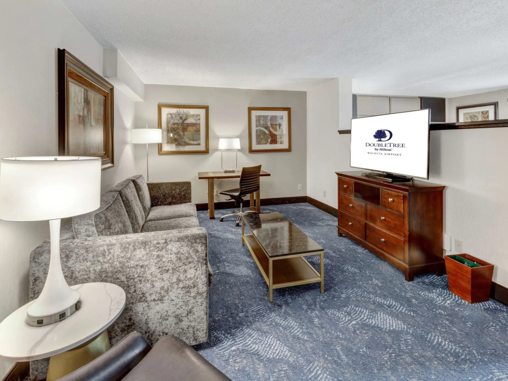 DoubleTree by Hilton Wichita Airport
