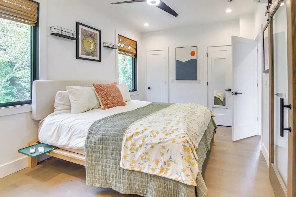 Rooftop Deck, Sweeping Views: Chic Home in Brevard