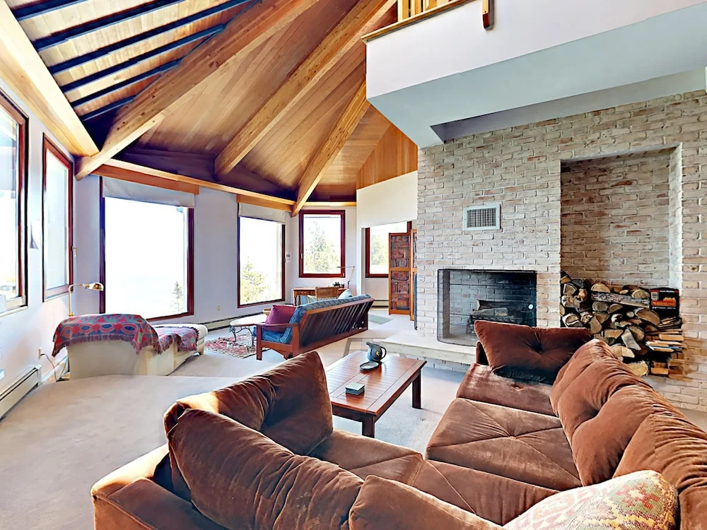 Oceanfront 4br On 10 Acres W/ Decks 4 Bedroom Home