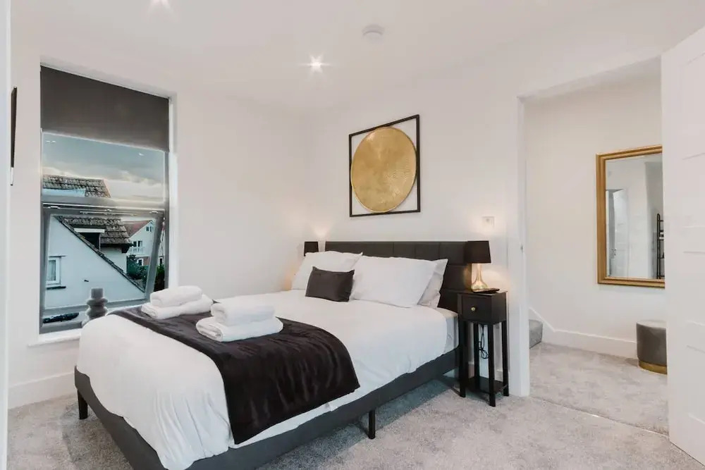 Luxury Seaside Home Parking Sleeps 8 by Adliv