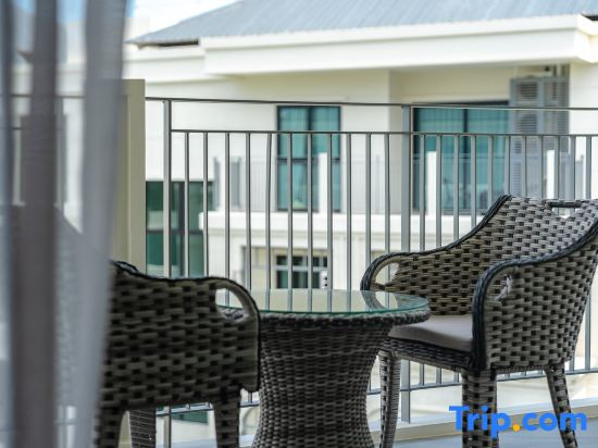 2 Bedroom Apartment THE TITLE Legendary