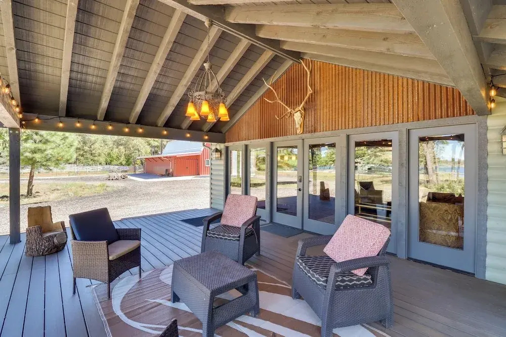 Fire Pit & Grill: Waterfront Cabin in Lakeside!