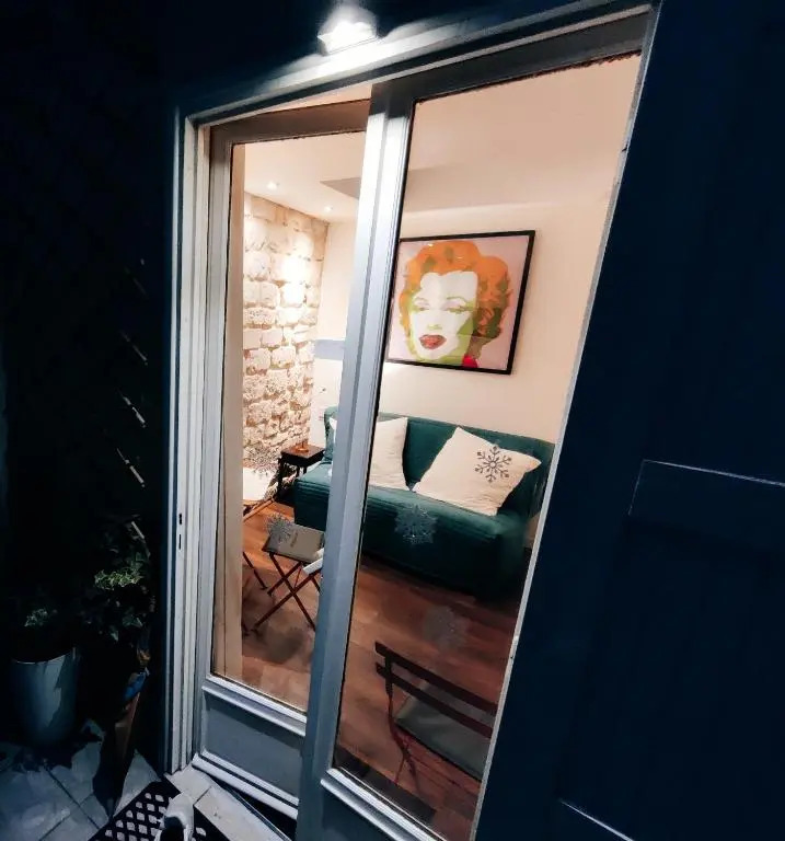 Romantic tiny house in Paris
