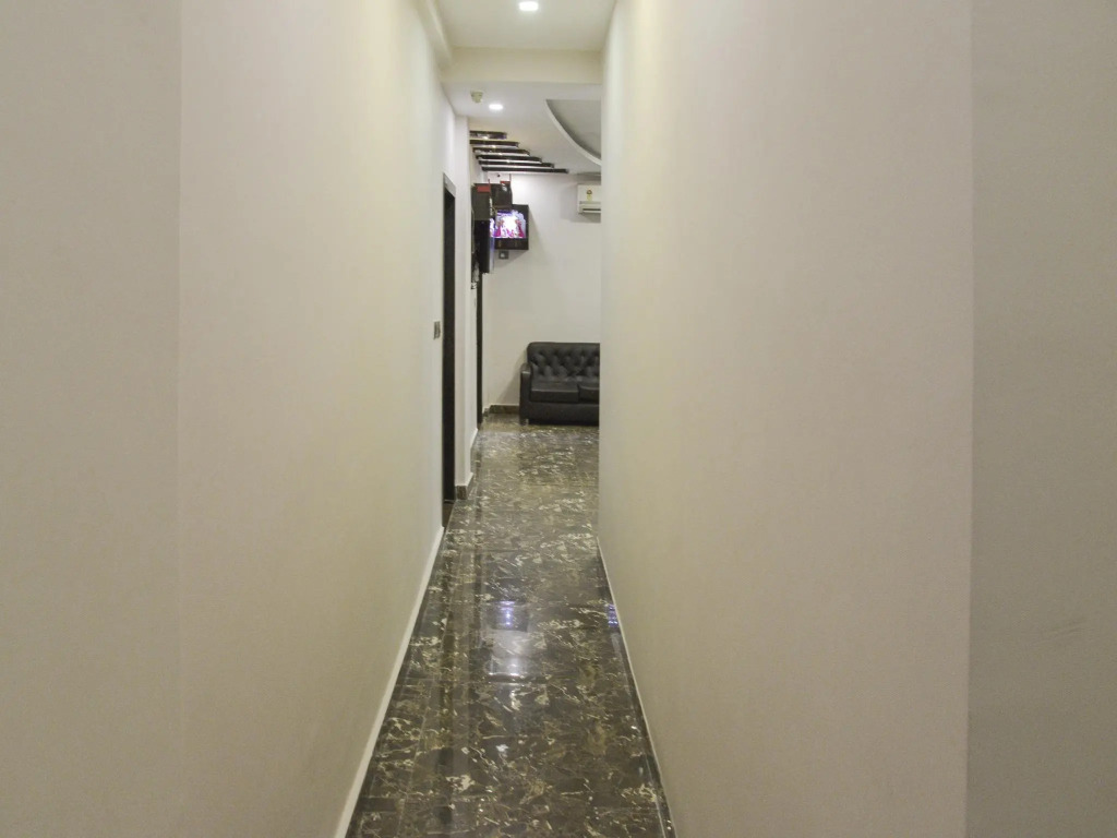 OYO Flagship 3352 Krishna Guest Lines Bagri Market