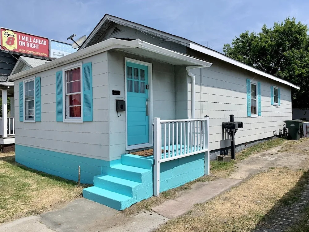 Cozy Historic Beach House In Ocean View 2 Bedroom Cottage by RedAwning