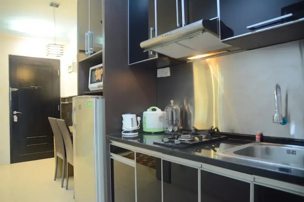 Near Shopping Center 1BR Cosmo Residence Apartmen