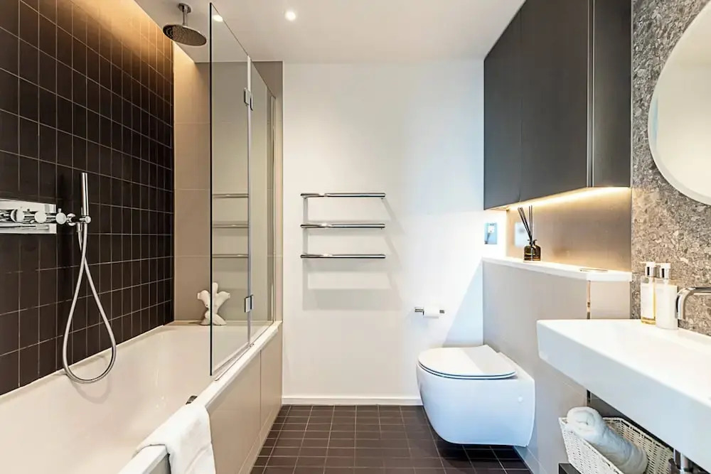Luxurious 3-bed Sky-high Battersea Gem