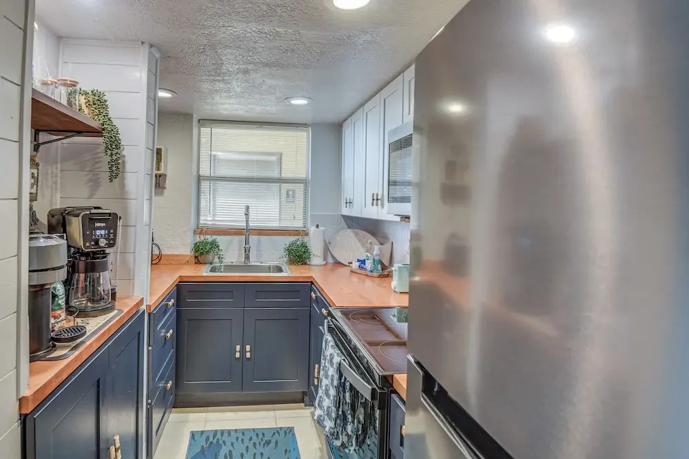 Walk to Shore! Top-floor Daytona Beach Condo