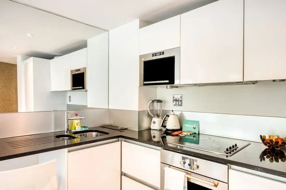 Stylish 1bdr Apt W/balcony, Near Victoria Station