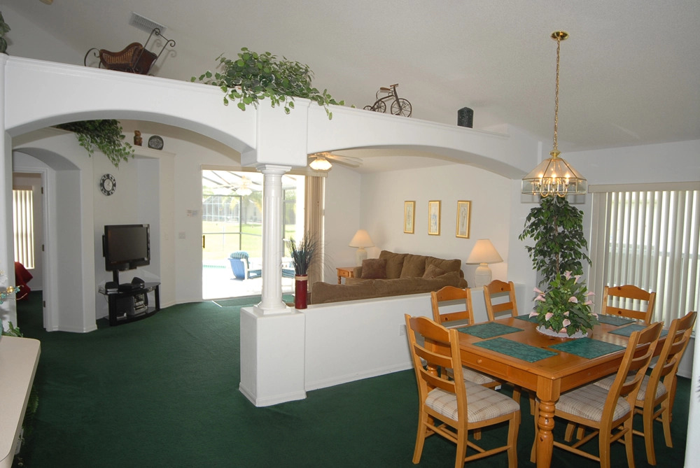 Single Story Lake View Family Pool Home, Davenport, US