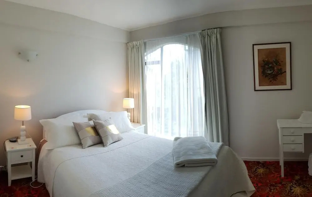99 Tihi Rd Bed & Breakfast