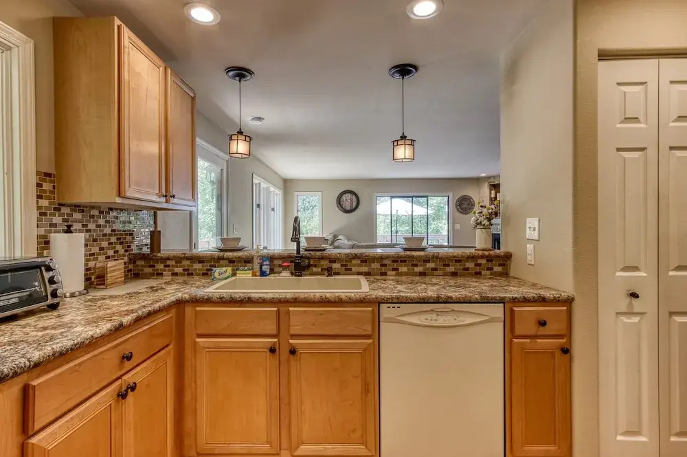 Memorable "Deer & Doe" by HoneyBearCabins 4BR 3BA, Mountain View Deck, Farmhouse Decor, Fireplace, 3 Acres