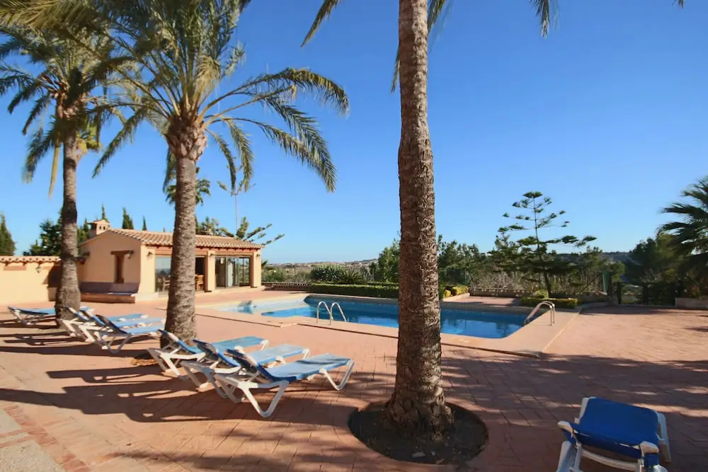 Private 4-bedroom Villa w/ Pool, Summer Kitchen & Expansive Living Space