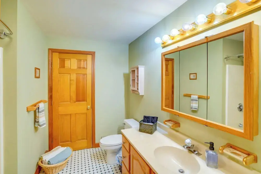 Game Room, Hot Tub! Year-round Dover Retreat