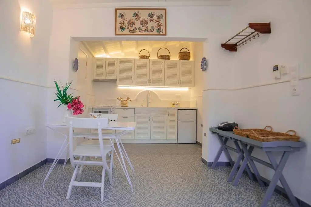 250 metres from the sea an independent tiny house with a yard full of flowers! Spitaki the Little House!