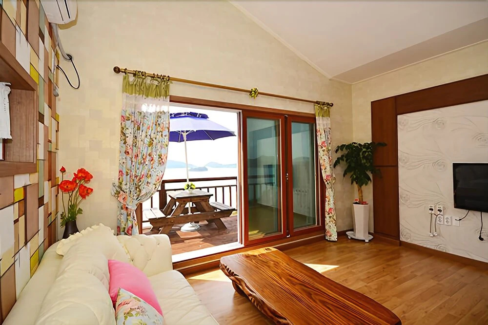 Yeosu Rainbow Pension