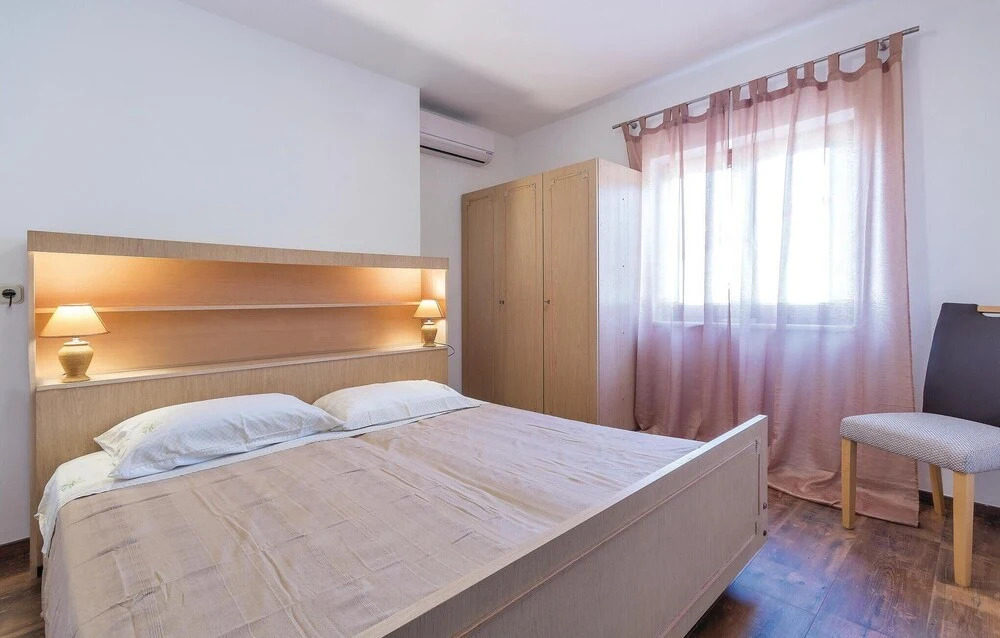 4 Bedroom Gorgeous Home In Pula