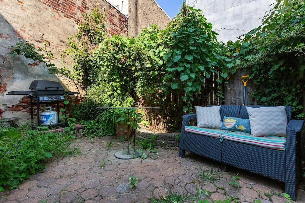 1215 E Columbia