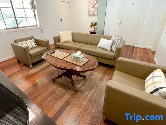 Spacious 4-Bedroom Family Home - Close to Airport & City