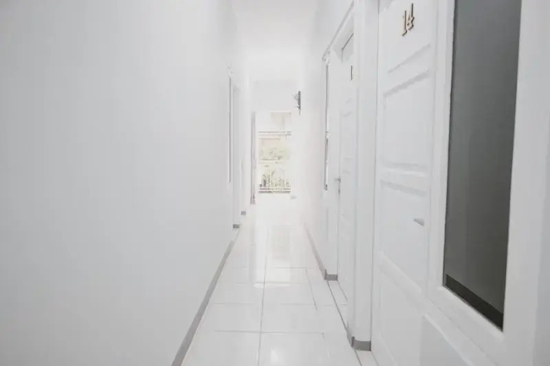 RedDoorz Syariah near Siloam  Hospital Kebon Jeruk