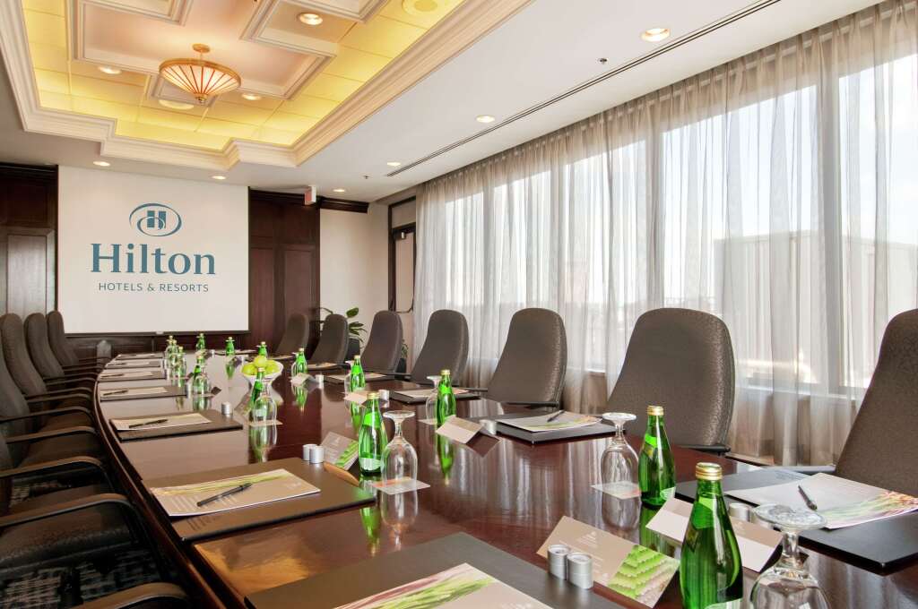 Hilton Toronto Airport Hotel & Suites