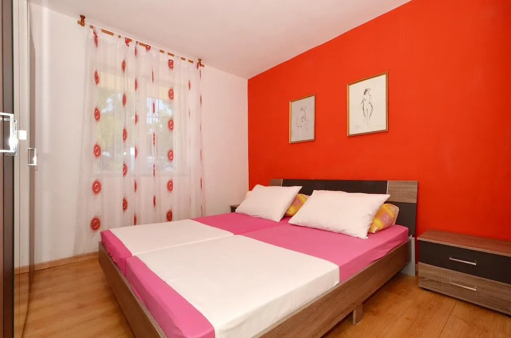 A - Large apt With big Terrace, Next to the Beach