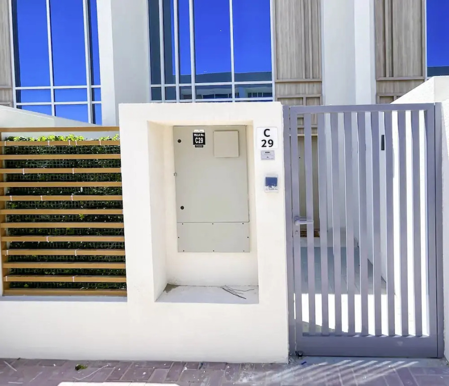 Luxury 1-br Villa in Rukan: Dubai Skyline Views!