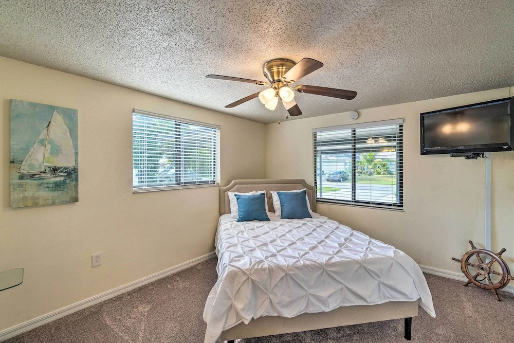 Bright Venice Home w/ Yard < 4 Miles to Beach!