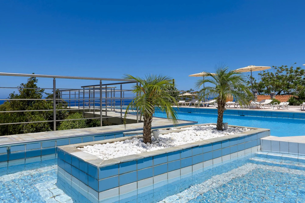 Charming Retro Studio With Shared Pool and View RU