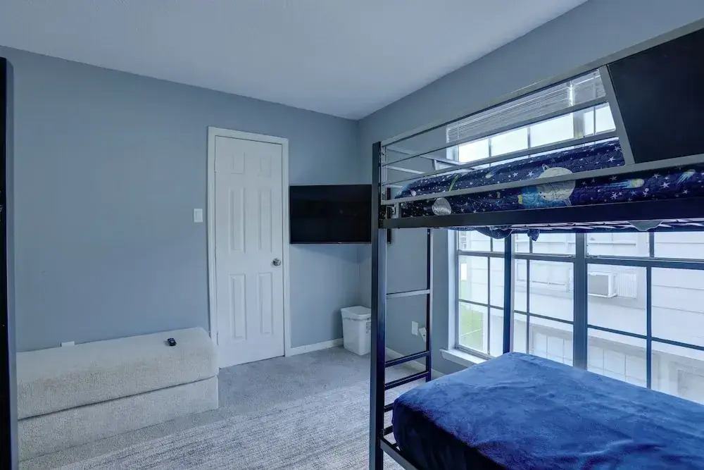 Pets Welcome! Humble Townhome 4 Mi to Airport