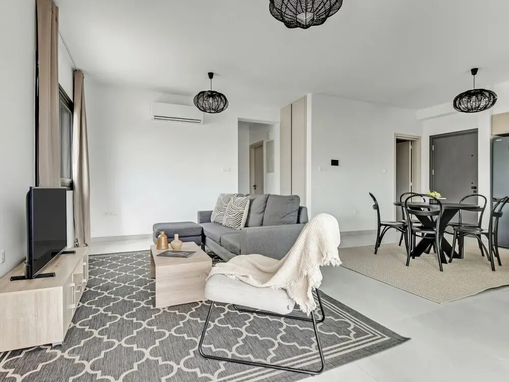 Sanders Only - Charming 2-bdr Apt With Balcony