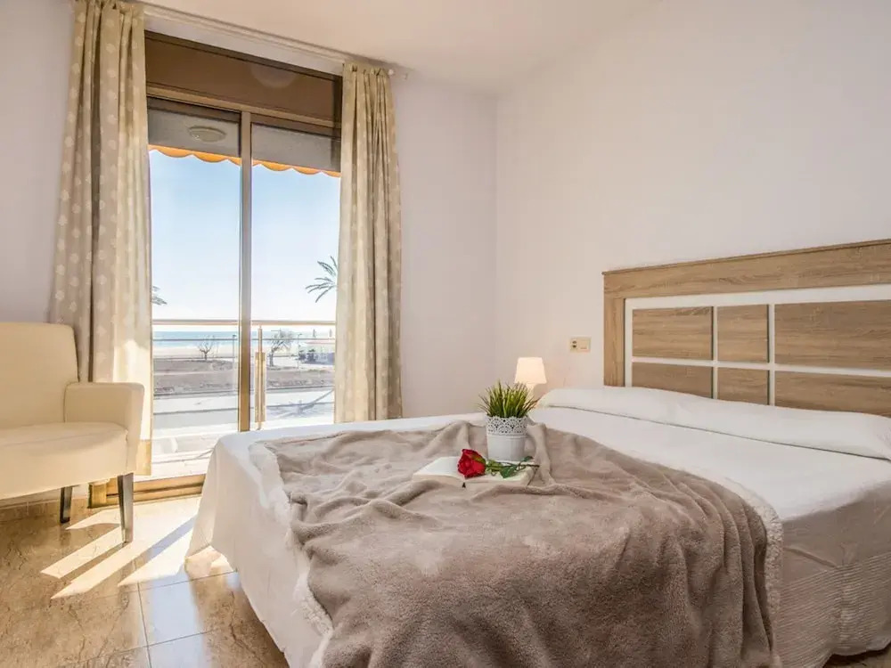 Apartment with sea view and located directly on the promenade of Empuriabrava