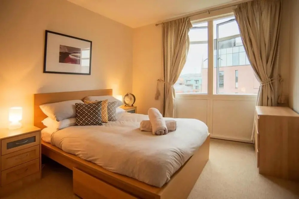 Urban Couples Retreat Apart- Pool Table & Balcony