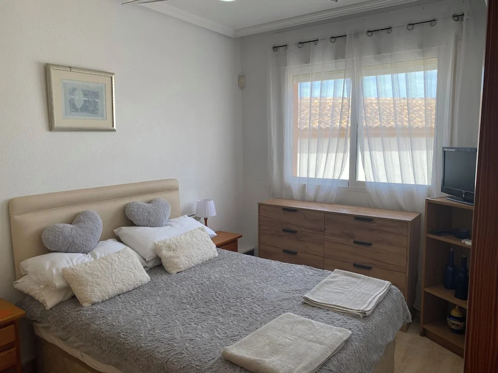Apt - Sleeps 4 - Balcony - Communal Pool